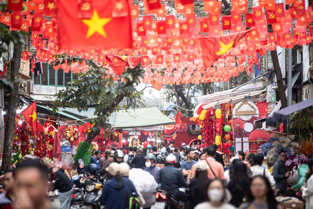 Không khí tấp nập tại Chợ hoa xuân Phố cổ 2026