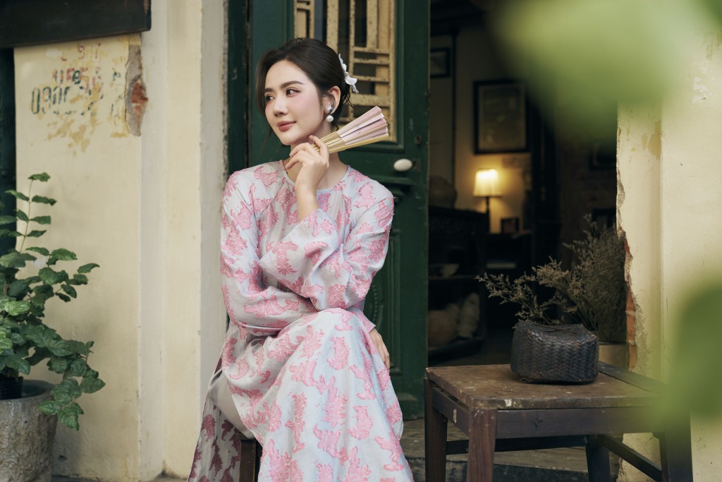 Phan Minh Huyền rạng rỡ trong tà áo dài truyền thống để đón năm mới Phan Minh Huyền rạng rỡ trong tà áo dài truyền thống để đón năm mới