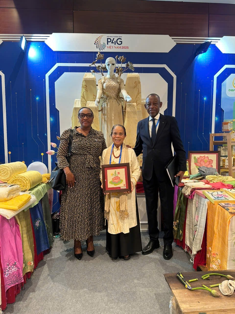 Khách nước ngoài rất thích thú với sản phẩm được làm từ lụa 