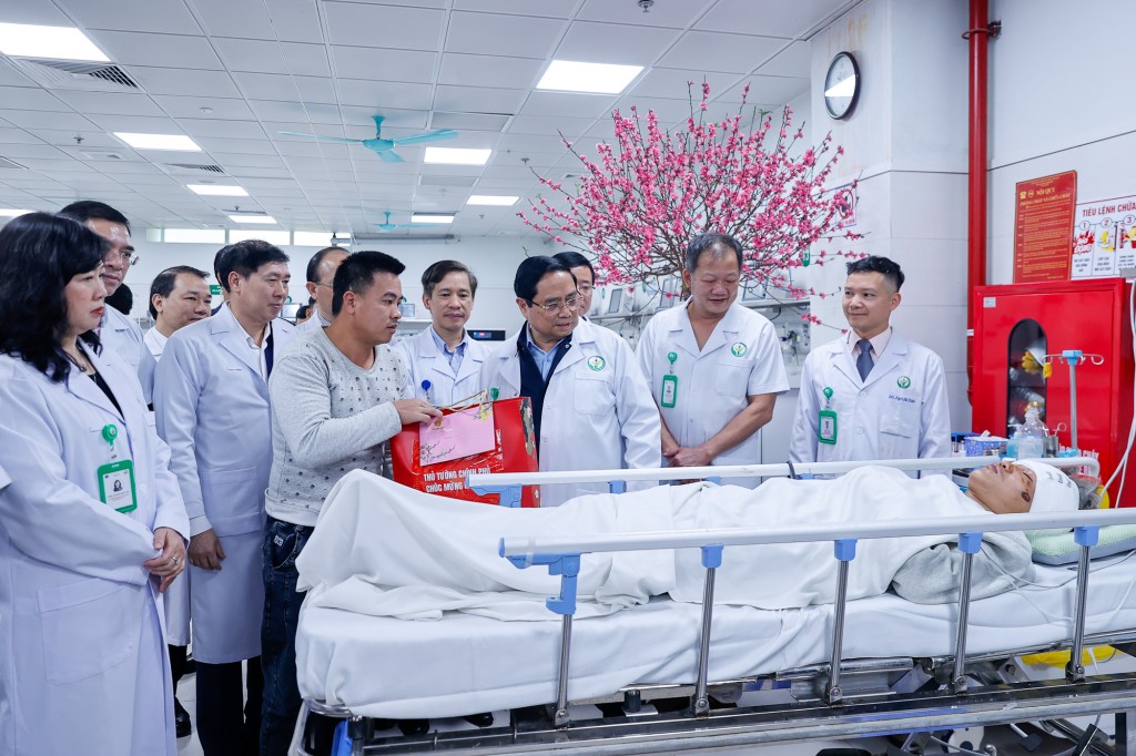 Thủ tướng Phạm Minh Chính thăm, chúc Tết bệnh nhân đang điều trị tại Bệnh viện hữu nghị Việt Đức - Ảnh: VGP/Nhật Bắc