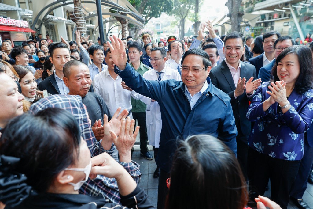 Thủ tướng Phạm Minh Chính kiểm tra công tác ứng trực Tết và thăm, động viên cán bộ, nhân viên y tế, người lao động tại Bệnh viện Bạch Mai - Ảnh: VGP/Nhật Bắc