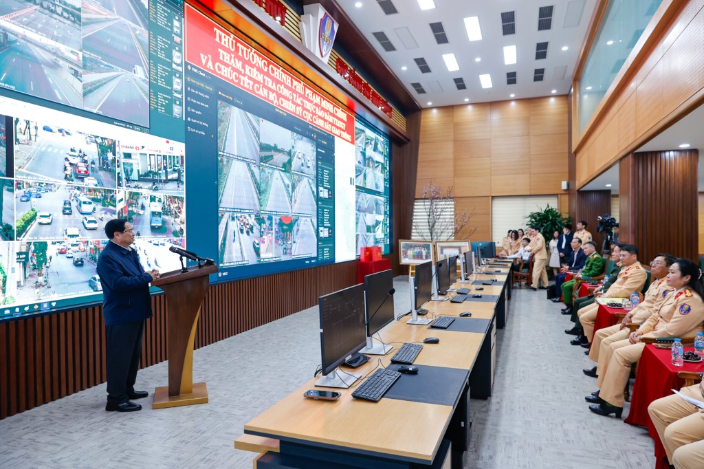 Thủ tướng Phạm Minh Chính đánh giá cao những kết quả mà lực lượng đạt được trong thời gian qua, trong đó, năm 2025, tai nạn giao thông cả nước giảm cả 3 tiêu chí là: Số vụ, số người chết và số người bị thương - Ảnh: VGP/Nhật Bắc Thủ tướng Phạm Minh Chính đánh giá cao những kết quả mà lực lượng đạt được trong thời gian qua, trong đó, năm 2025, tai nạn giao thông cả nước giảm cả 3 tiêu chí là: Số vụ, số người chết và số người bị thương - Ảnh: VGP/Nhật Bắc