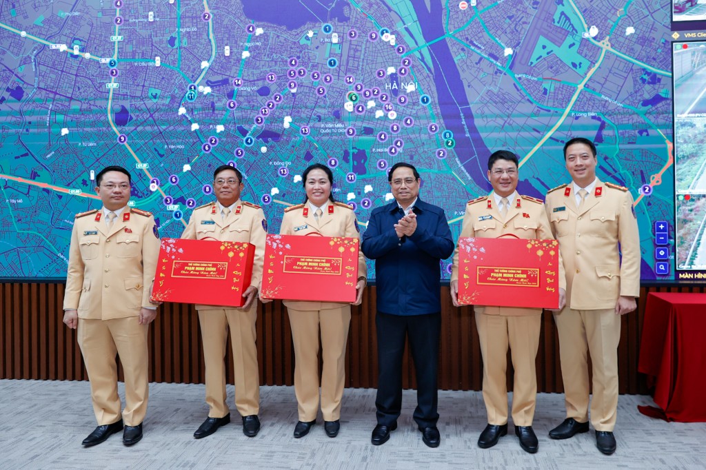 Thủ tướng Phạm Minh Chính tặng quà, chúc Tết lực lượng cảnh sát giao thông - Ảnh: VGP/Nhật Bắc Thủ tướng Phạm Minh Chính tặng quà, chúc Tết lực lượng cảnh sát giao thông - Ảnh: VGP/Nhật Bắc