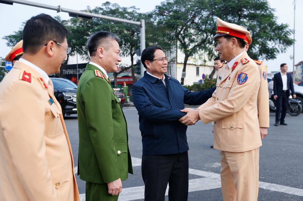 Thủ tướng Phạm Minh Chính động viên cán bộ, chiến sĩ đang làm nhiệm vụ tại nút giao Nguyễn Văn Cừ-Ngọc Thụy, TP. Hà Nội - Ảnh: VGP/Nhật Bắc Thủ tướng Phạm Minh Chính động viên cán bộ, chiến sĩ đang làm nhiệm vụ tại nút giao Nguyễn Văn Cừ-Ngọc Thụy, TP. Hà Nội - Ảnh: VGP/Nhật Bắc