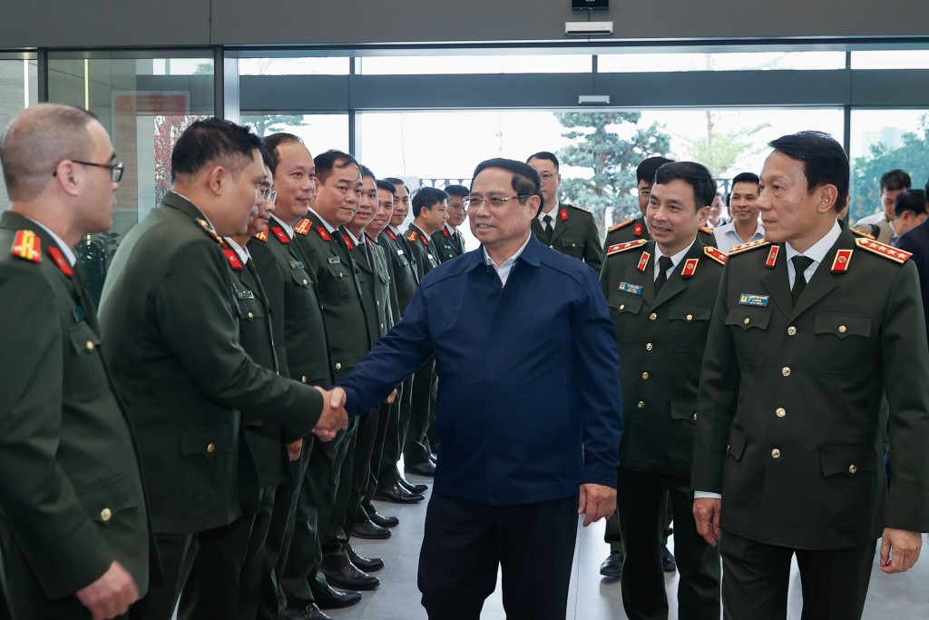 Thủ tướng thăm, chúc Tết và kiểm tra công tác ứng trực của cán bộ, chiến sĩ Cục An ninh mạng và phòng, chống tội phạm sử dụng công nghệ cao - Ảnh: VGP/Nhật Bắc Thủ tướng thăm, chúc Tết và kiểm tra công tác ứng trực của cán bộ, chiến sĩ Cục An ninh mạng và phòng, chống tội phạm sử dụng công nghệ cao - Ảnh: VGP/Nhật Bắc