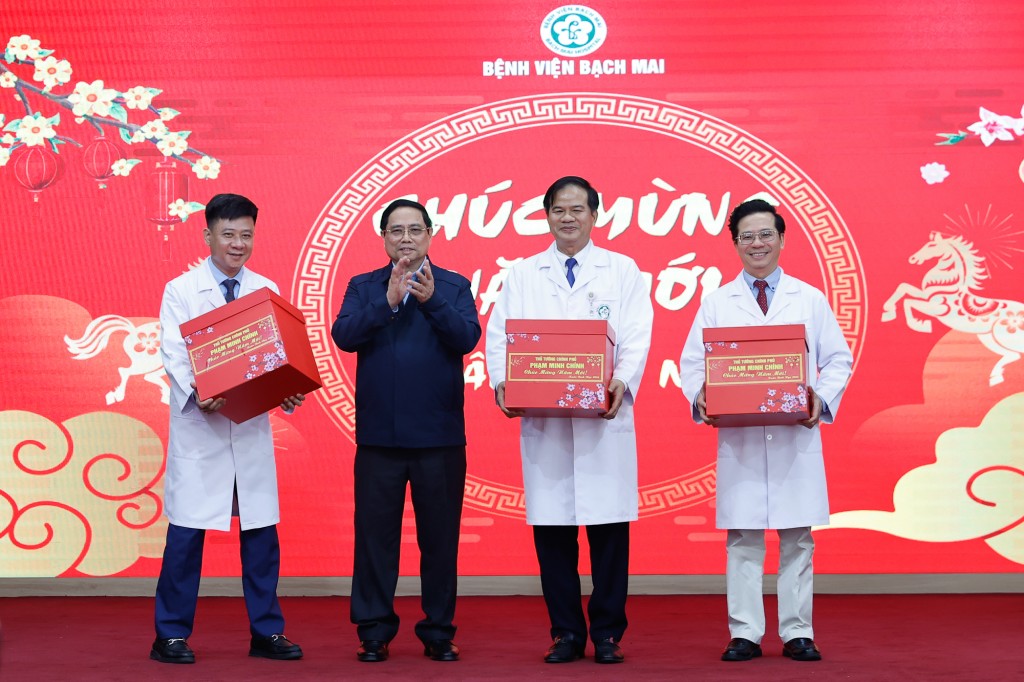 Thủ tướng Phạm Minh Chính tặng quà cho các cán bộ, bác sĩ, nhân viên y tế Bệnh viện Bạch Mai - Ảnh: VGP/Nhật Bắc