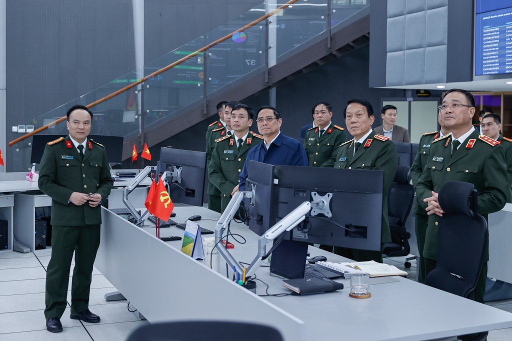 Thủ tướng thăm, chúc Tết và kiểm tra công tác ứng trực của cán bộ, chiến sĩ Cục An ninh mạng và phòng, chống tội phạm sử dụng công nghệ cao - Ảnh: VGP/Nhật Bắc Thủ tướng thăm, chúc Tết và kiểm tra công tác ứng trực của cán bộ, chiến sĩ Cục An ninh mạng và phòng, chống tội phạm sử dụng công nghệ cao - Ảnh: VGP/Nhật Bắc