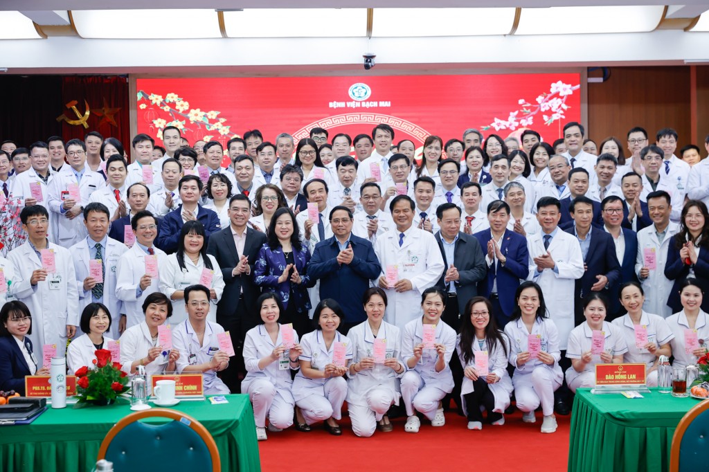 Thủ tướng Phạm Minh Chính với cán bộ, bác sĩ, nhân viên y tế Bệnh viện Bạch Mai - Ảnh: VGP/Nhật Bắc