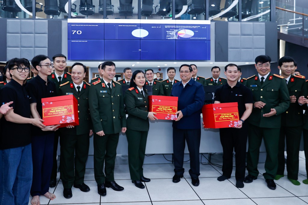 Thủ tướng tặng quà cán bộ, chiến sĩ Cục An ninh mạng và phòng, chống tội phạm sử dụng công nghệ cao - Ảnh: VGP/Nhật Bắc Thủ tướng tặng quà cán bộ, chiến sĩ Cục An ninh mạng và phòng, chống tội phạm sử dụng công nghệ cao - Ảnh: VGP/Nhật Bắc