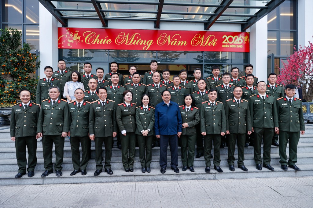 Thủ tướng và các cán bộ, chiến sĩ Cục An ninh mạng và phòng, chống tội phạm sử dụng công nghệ cao - Ảnh: VGP/Nhật Bắc Thủ tướng và các cán bộ, chiến sĩ Cục An ninh mạng và phòng, chống tội phạm sử dụng công nghệ cao - Ảnh: VGP/Nhật Bắc