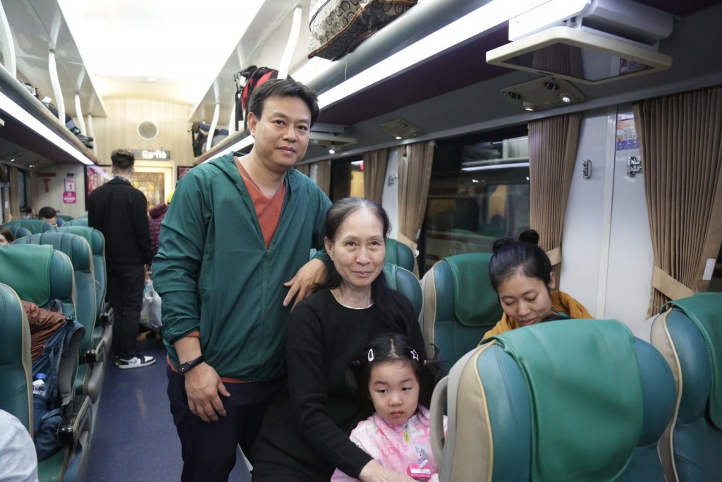 Những hành khách trên chuyến tàu đặc biệt