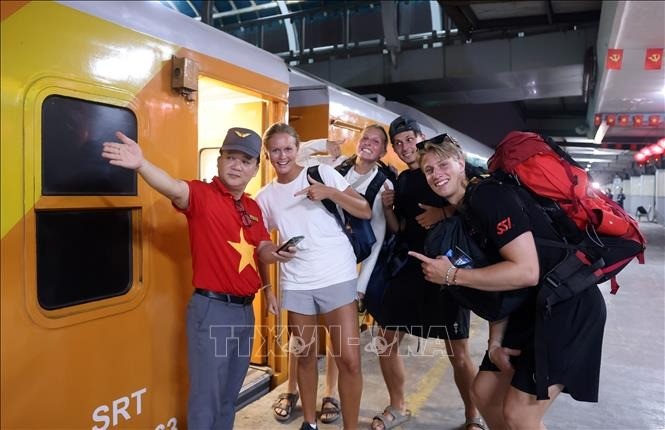 Những hành khách nước ngoài thú vị khi được đồng hành đón năm mới trên chuyến tàu đặc biệt này.
