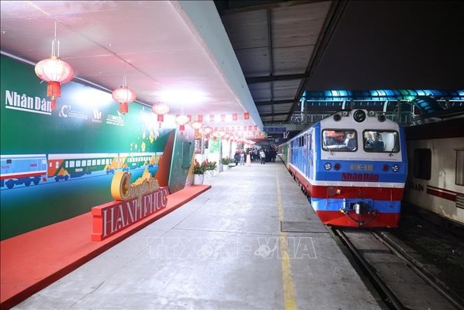 Đoàn tàu lăn bánh tiến về phương Nam