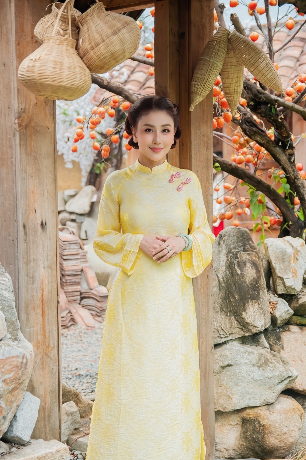 Diễn viên Hà Minh Ngọc nổi bật với áo dài du xuân Bính Ngọ 2026