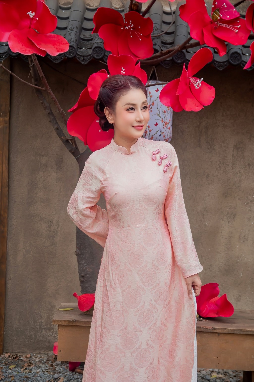 Diễn viên Hà Minh Ngọc nổi bật với áo dài du xuân Bính Ngọ 2026