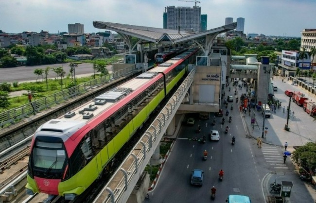 Tàu điện tăng chuyến, phục vụ Nhân dân miễn phí xuyên đêm giao thừa