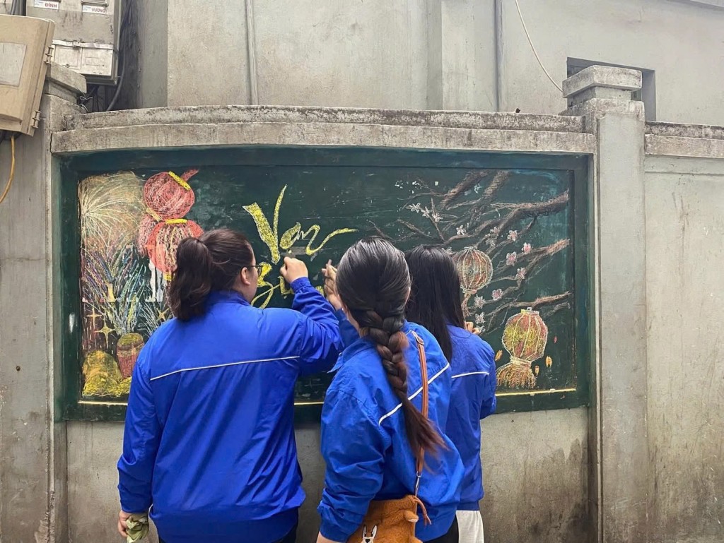 Đoàn viên Văn Miếu – Quốc Tử Giám vẽ tranh, trang trí không gian Tết, lồng ghép thông điệp giảm rác thải nhựa và bảo vệ môi trường Đoàn viên Văn Miếu – Quốc Tử Giám vẽ tranh, trang trí không gian Tết, lồng ghép thông điệp giảm rác thải nhựa và bảo vệ môi trường