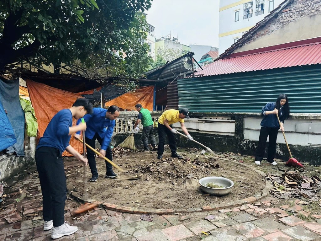 Thanh niên phường Phú Lương phối hợp người dân dọn dẹp khu vực Giếng Xuân, giữ gìn không gian văn hóa sạch đẹp trong dịp hội làng đầu xuân Bính Ngọ Thanh niên phường Phú Lương phối hợp người dân dọn dẹp khu vực Giếng Xuân, giữ gìn không gian văn hóa sạch đẹp trong dịp hội làng đầu xuân Bính Ngọ