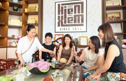 Gọi xuân về trong hương trà sen Tây Hồ