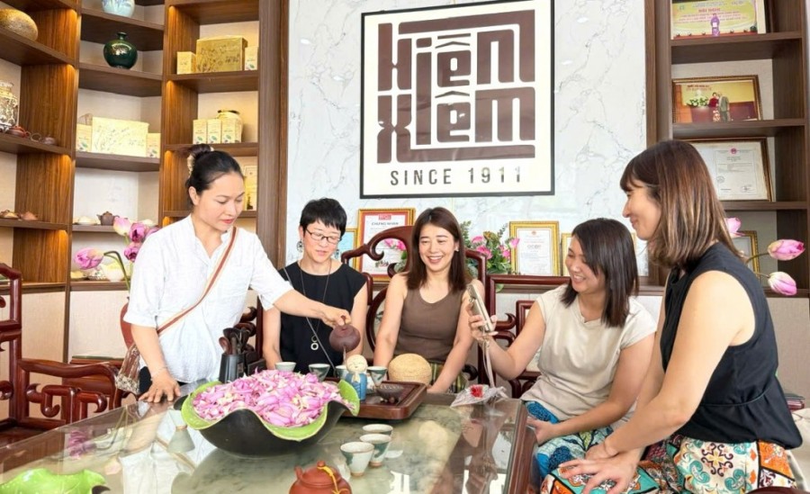 Những vị khách nước ngoài yêu trà sen Tây Hồ, giúp quảng bá văn hóa truyền thống của người Việt. (ảnh TH)