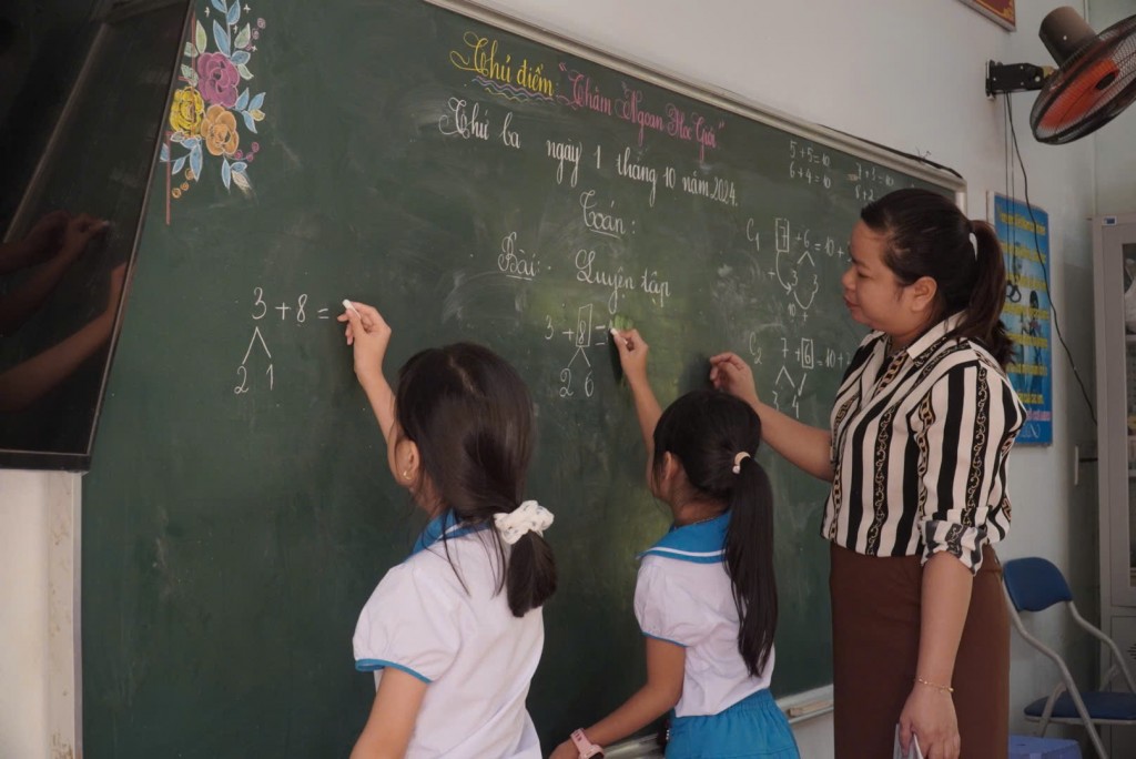 Cô trò trường Tiểu học Thị trấn Prao, TP Đà Nẵng (Ảnh Đ.Minh)