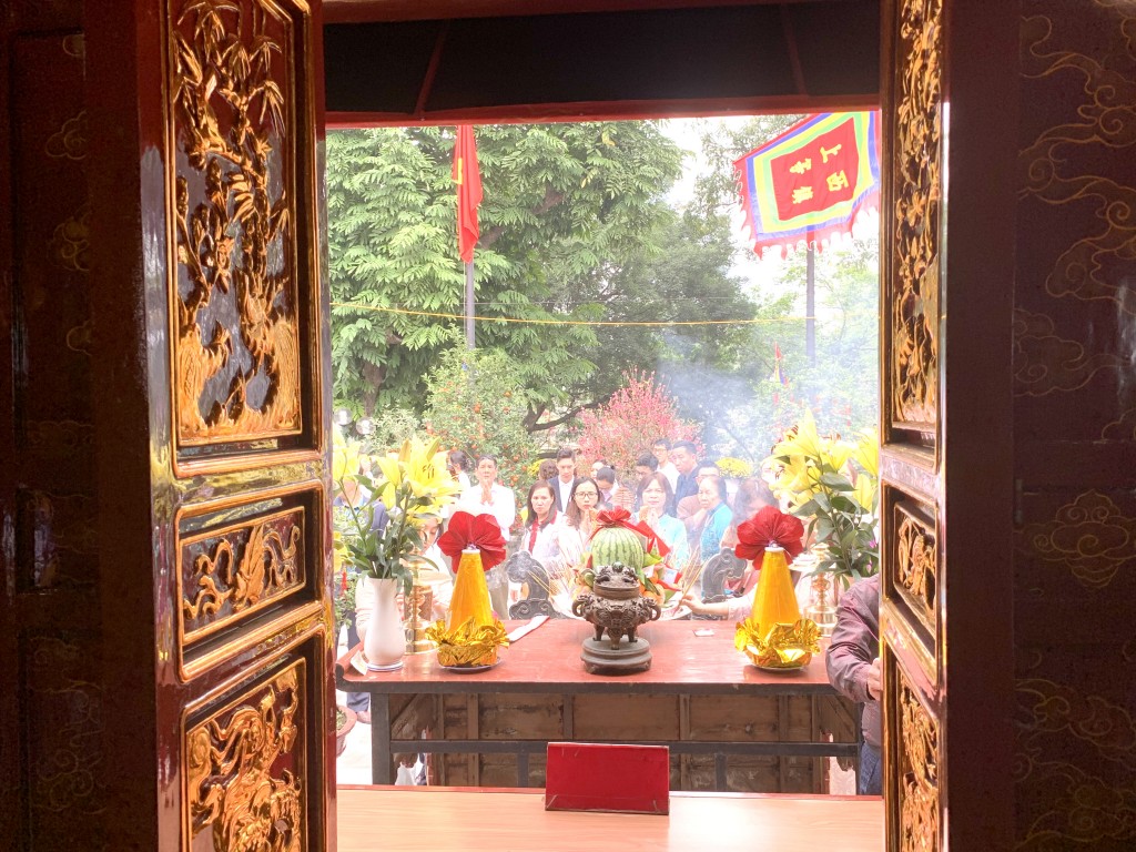 Du khách thực hiện nghi thức tâm linh tại đền Voi Phục - một trong “tứ trấn” của vùng đất Thăng Long Hà Nội Du khách thực hiện nghi thức tâm linh tại đền Voi Phục - một trong “tứ trấn” của vùng đất Thăng Long Hà Nội