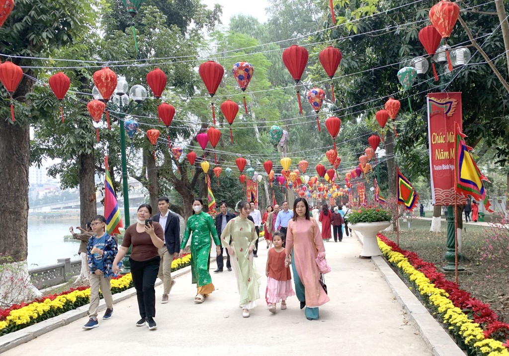 Người Hà Nội nhộn nhịp du Xuân, xin chữ trong ngày đầu năm mới