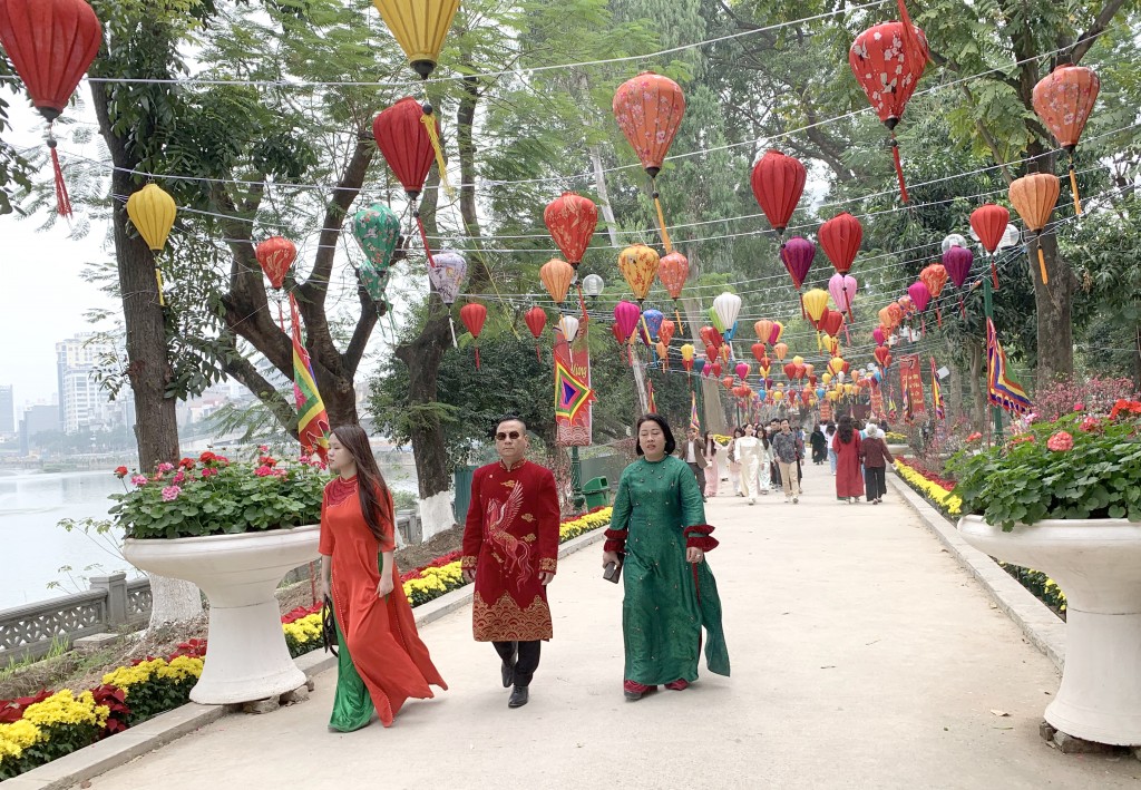 Người dân Thủ đô nhộn nhịp du xuân, tham quan đền Voi Phục (phường Giảng Võ, Hà Nội) trong ngày đầu năm mới Bính Ngọ 2026 Người dân Thủ đô nhộn nhịp du xuân, tham quan đền Voi Phục (phường Giảng Võ, Hà Nội) trong ngày đầu năm mới Bính Ngọ 2026