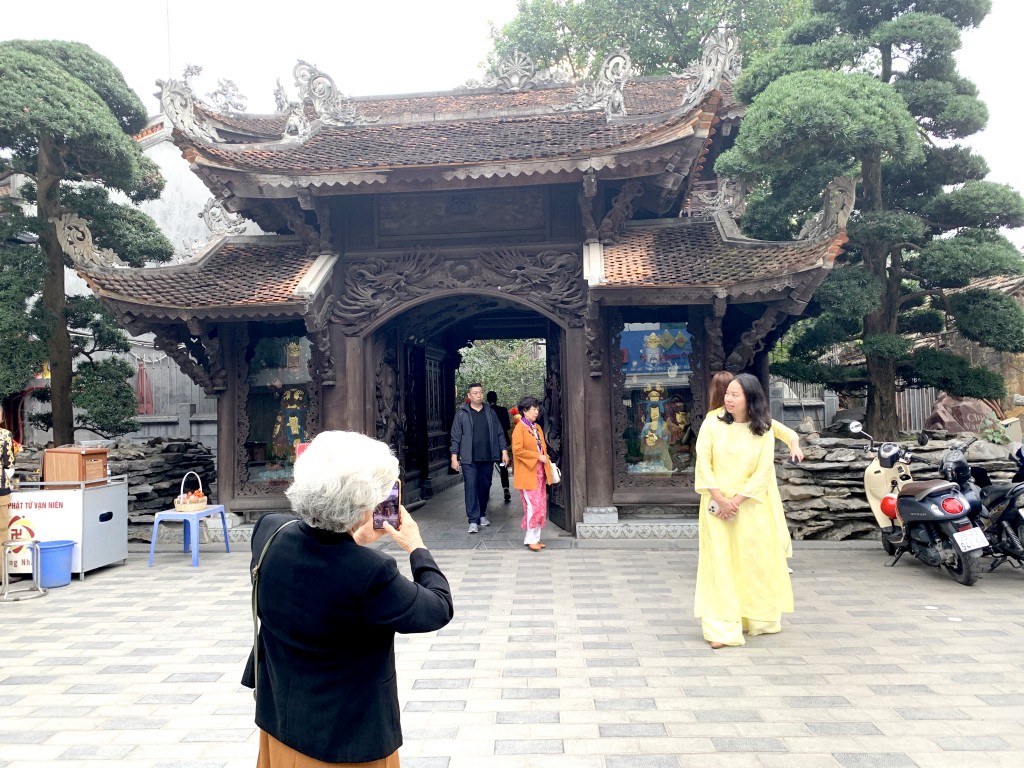 Du khách lưu lại hình ảnh kiến trúc cổ kính của chùa Vạn Niên Du khách lưu lại hình ảnh kiến trúc cổ kính của chùa Vạn Niên