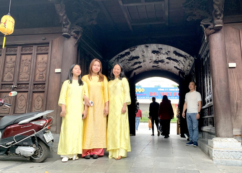 Gia đình chị Lê Thùy Dương du xuân, lễ Phật trong ngày đầu năm mới Gia đình chị Lê Thùy Dương du xuân, lễ Phật trong ngày đầu năm mới