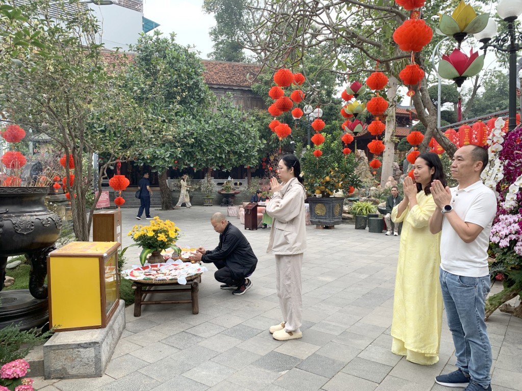 Du khách thực hiện nghi thức tín ngưỡng tại chùa Vạn Niên Du khách thực hiện nghi thức tín ngưỡng tại chùa Vạn Niên