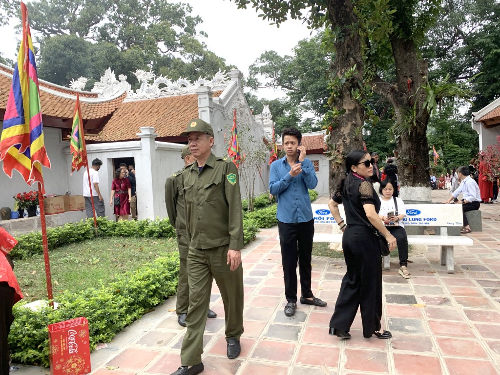 Ông Nguyến Văn Việt cùng các thành viên tổ an ninh cơ sở 40A phường Giảng Võ tăng cường tuần tra, giữ gìn an ninh trật tự bên trong khu đền Voi Phục Ông Nguyến Văn Việt cùng các thành viên tổ an ninh cơ sở 40A phường Giảng Võ tăng cường tuần tra, giữ gìn an ninh trật tự bên trong khu đền Voi Phục