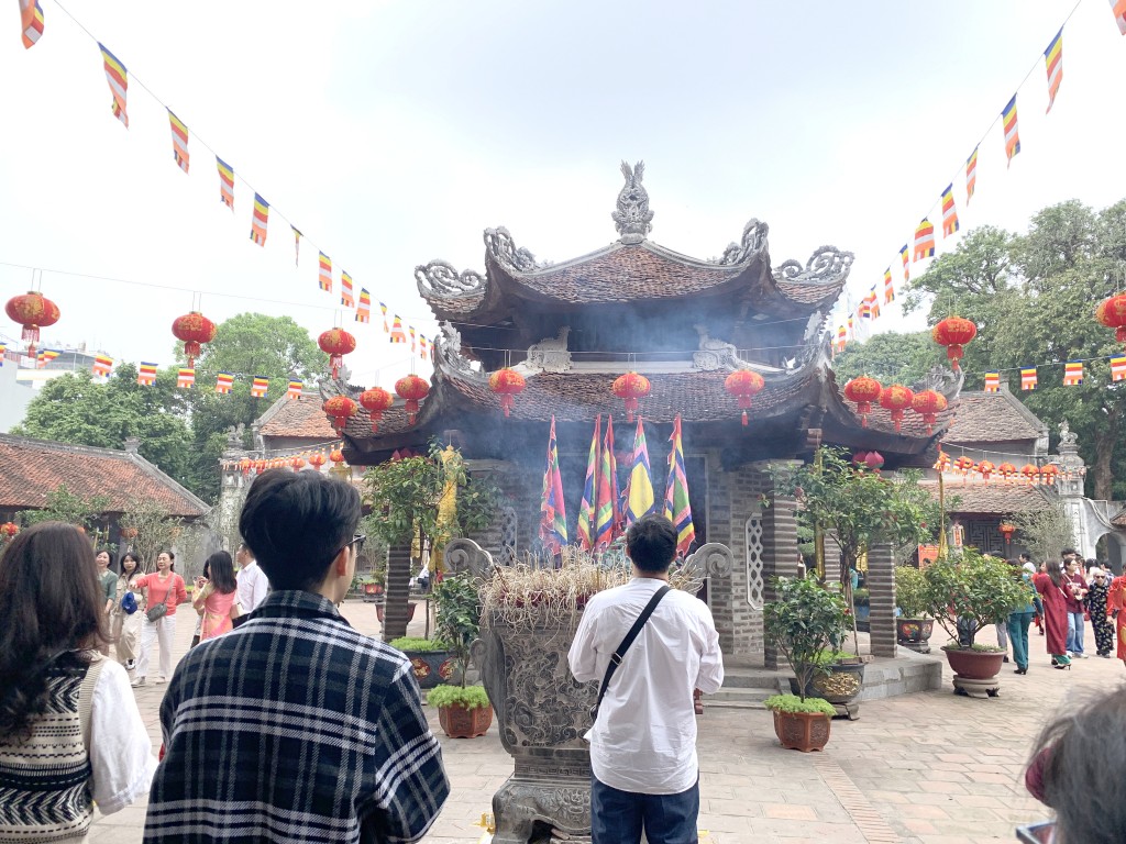 Du khách thực hiện nghi thức tâm linh tại chùa Láng trong ngày mùng 1 Tết Nguyên đán Bính Ngọ Du khách thực hiện nghi thức tâm linh tại chùa Láng trong ngày mùng 1 Tết Nguyên đán Bính Ngọ