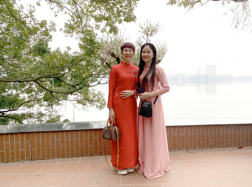 Bà Nguyễn Thị Hà (ở Xuân Phương, Hà Nội), cùng con dâu lưu lại kỷ niệm khi chiêm bái Phủ Tây Hồ sáng mùng 1 Tết Nguyên đán Bính Ngọ 2026 Bà Nguyễn Thị Hà (ở Xuân Phương, Hà Nội), cùng con dâu lưu lại kỷ niệm khi chiêm bái Phủ Tây Hồ sáng mùng 1 Tết Nguyên đán Bính Ngọ 2026