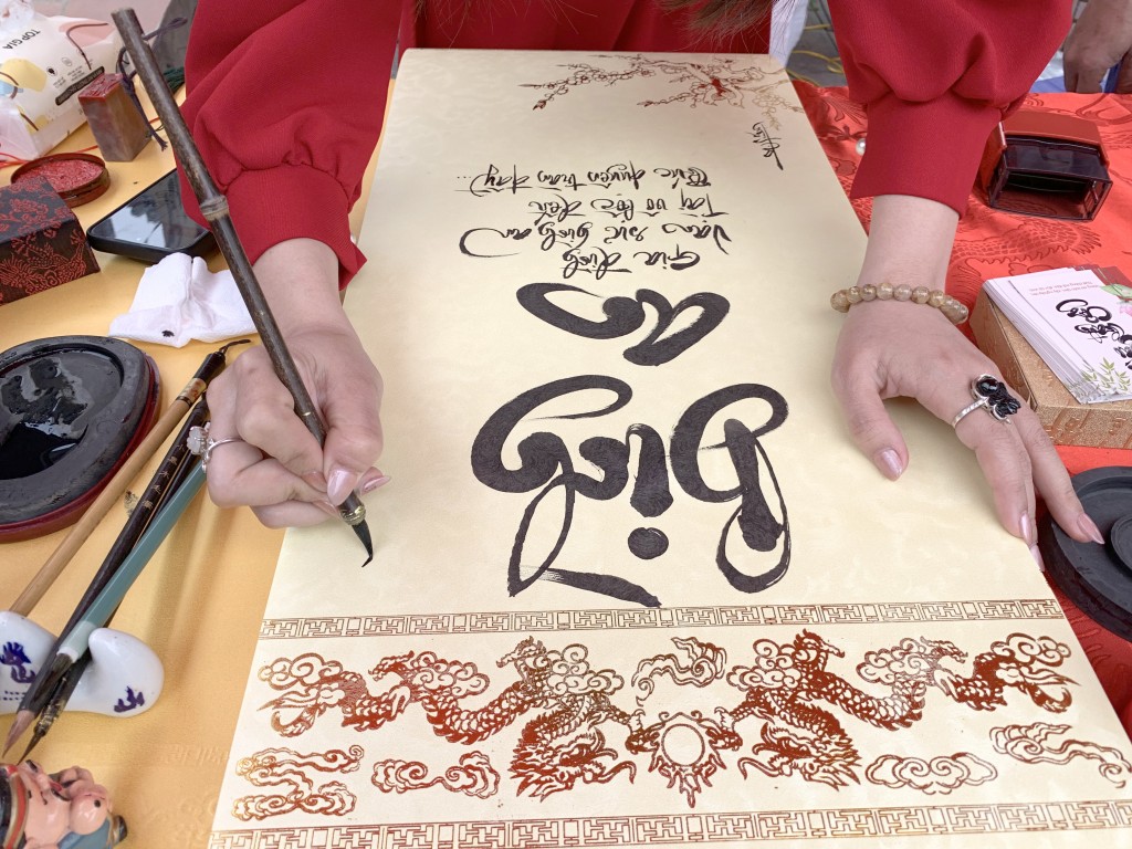 Người Hà Nội nhộn nhịp du Xuân, xin chữ trong ngày đầu năm mới