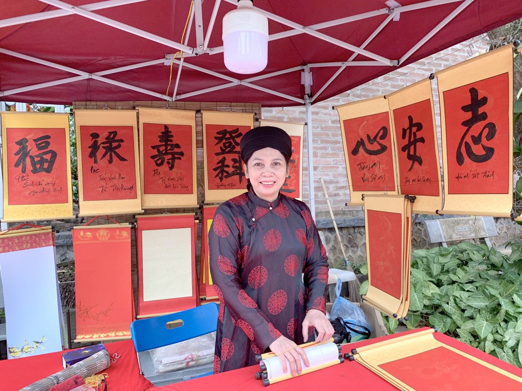 Bà đồ Trịnh Thị Bảy trao đổi với PV về ý nghĩa cho và xin chữ ngày đầu năm mới tại gian hàng thư pháp trong chùa Tảo Sách Bà đồ Trịnh Thị Bảy trao đổi với PV về ý nghĩa cho và xin chữ ngày đầu năm mới tại gian hàng thư pháp trong chùa Tảo Sách
