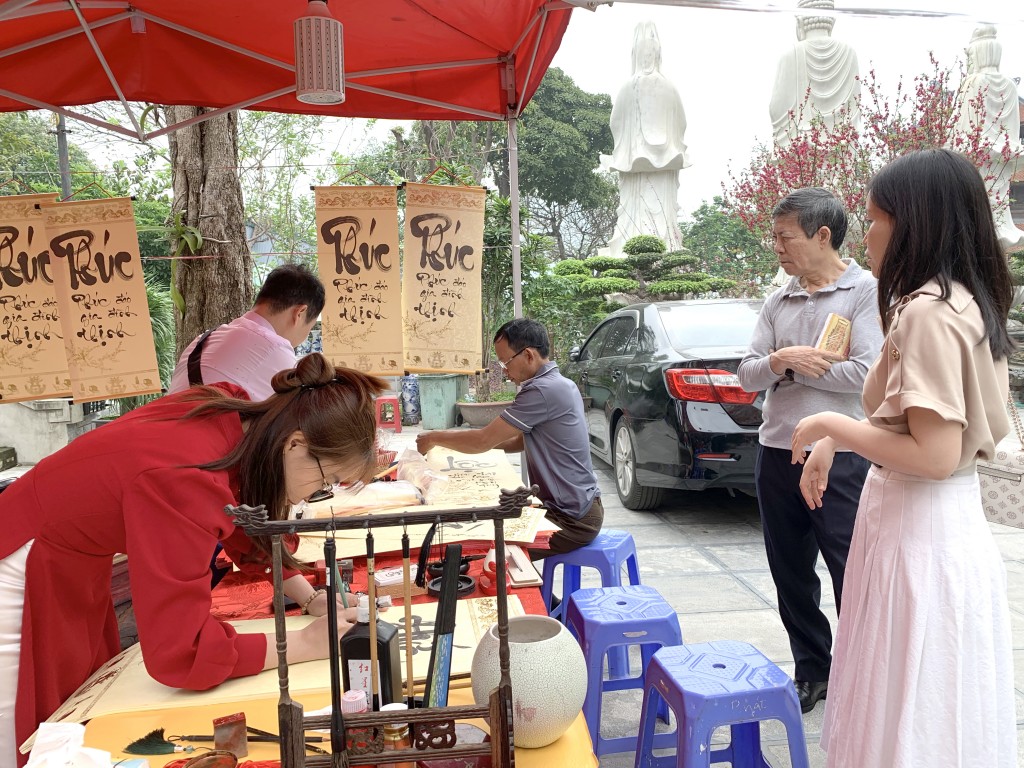 Du khách xin chữ tại chùa Tảo Sách Du khách xin chữ tại chùa Tảo Sách