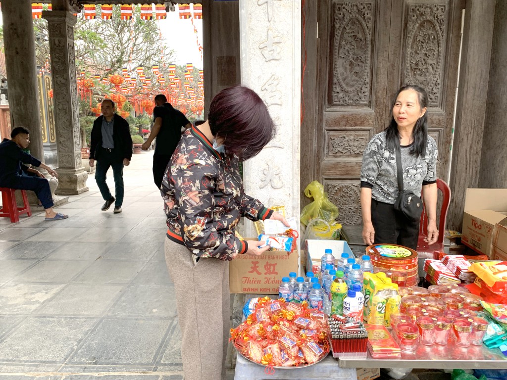 Sau khi lễ chùa, người dân không quên mua muối, mua diêm ngày đầu năm mới, mong được ấm no, đủ đầy Sau khi lễ chùa, người dân không quên mua muối, mua diêm ngày đầu năm mới, mong được ấm no, đủ đầy