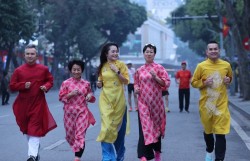 Tết trọn vẹn, người dân Thủ đô gửi niềm tin vào mùa Xuân mới