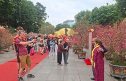 Người Hà Nội du xuân mới trong sự nhẹ nhàng, vui tươi