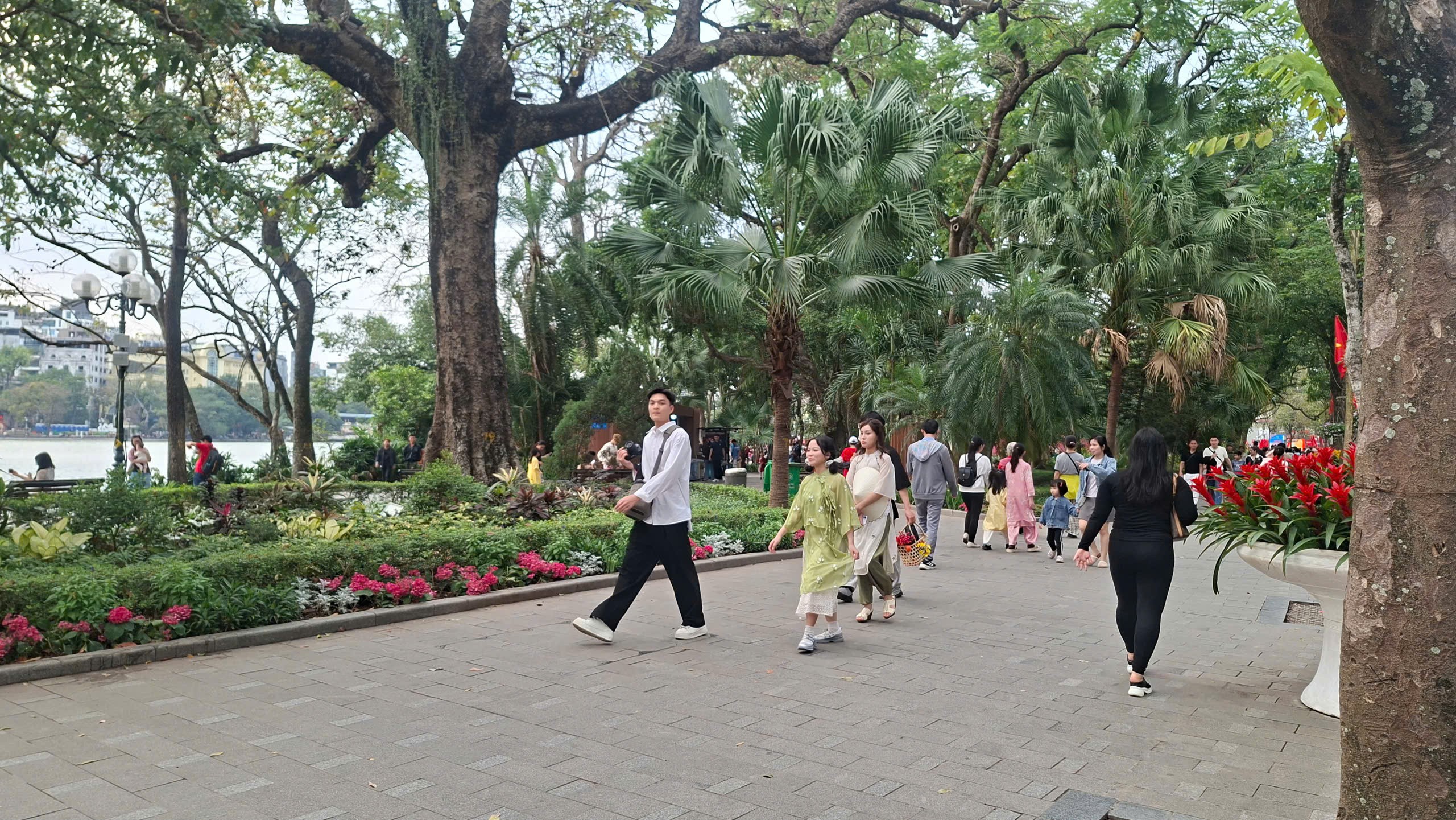 Người Hà Nội du Xuân đầu năm mới 2026 tại khu vực hồ Hoàn Kiếm Người Hà Nội du Xuân đầu năm mới 2026 tại khu vực hồ Hoàn Kiếm