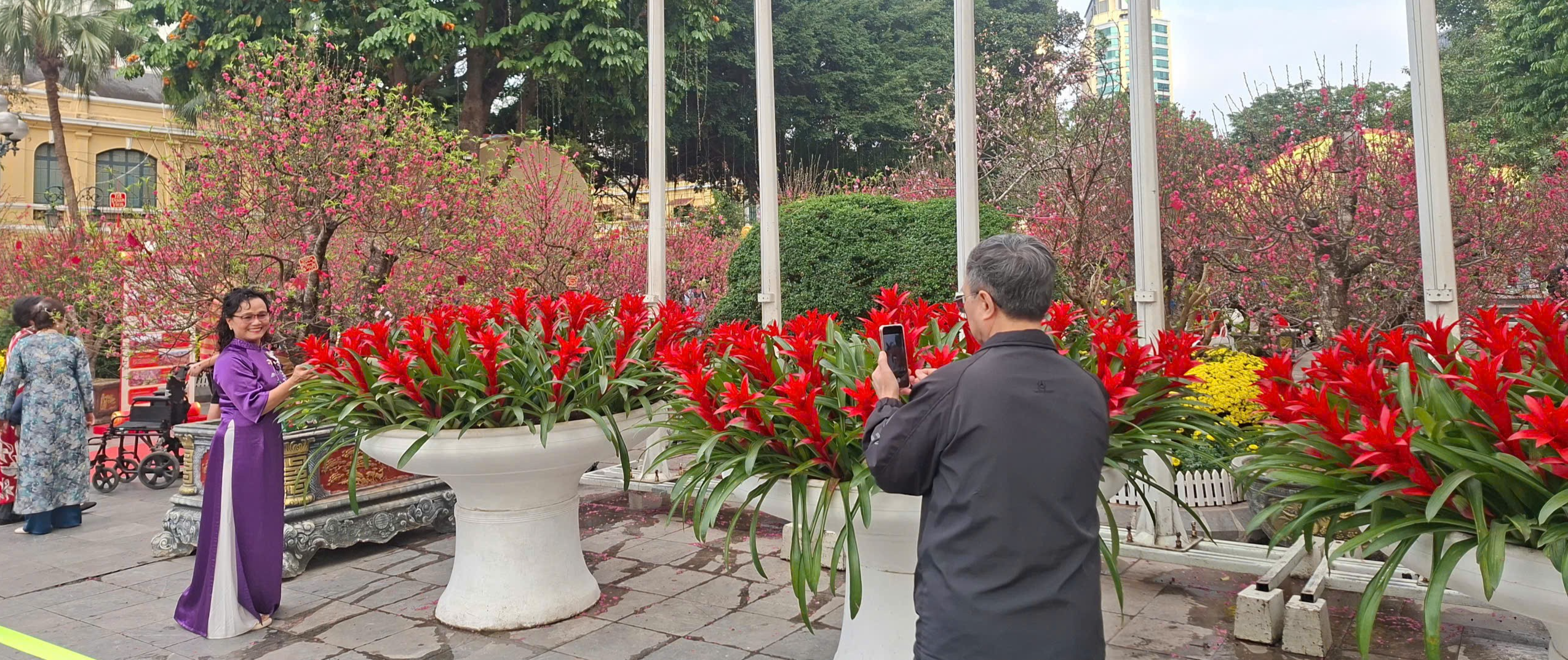 Người Hà Nội du xuân mới trong sự nhẹ nhàng, vui tươi Người Hà Nội du xuân mới trong sự nhẹ nhàng, vui tươi