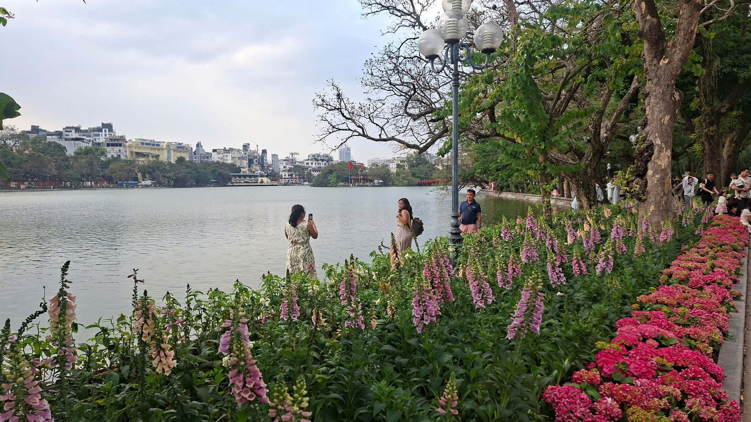 Người Hà Nội du xuân mới trong sự nhẹ nhàng, vui tươi Người Hà Nội du xuân mới trong sự nhẹ nhàng, vui tươi