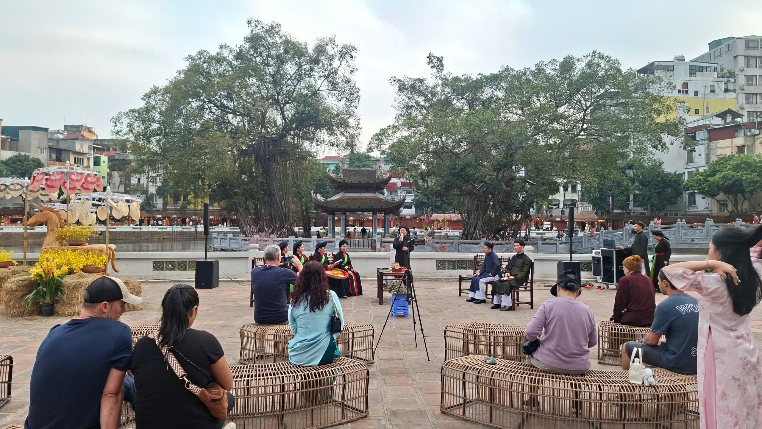 Người Hà Nội du xuân mới trong sự nhẹ nhàng, vui tươi Người Hà Nội du xuân mới trong sự nhẹ nhàng, vui tươi