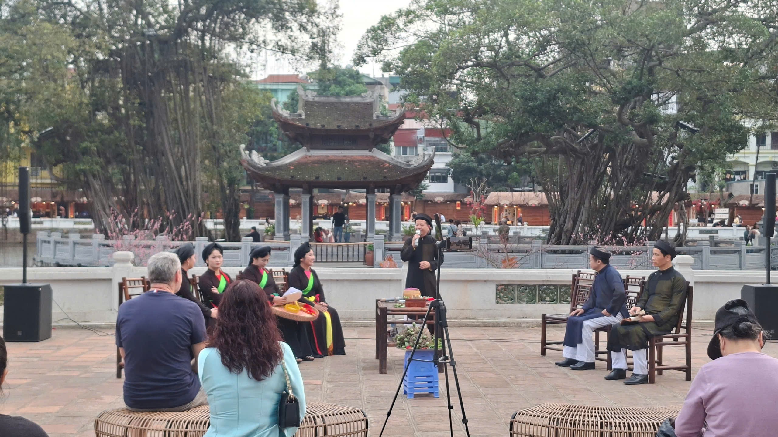 Người Hà Nội du xuân mới trong sự nhẹ nhàng, vui tươi Người Hà Nội du xuân mới trong sự nhẹ nhàng, vui tươi