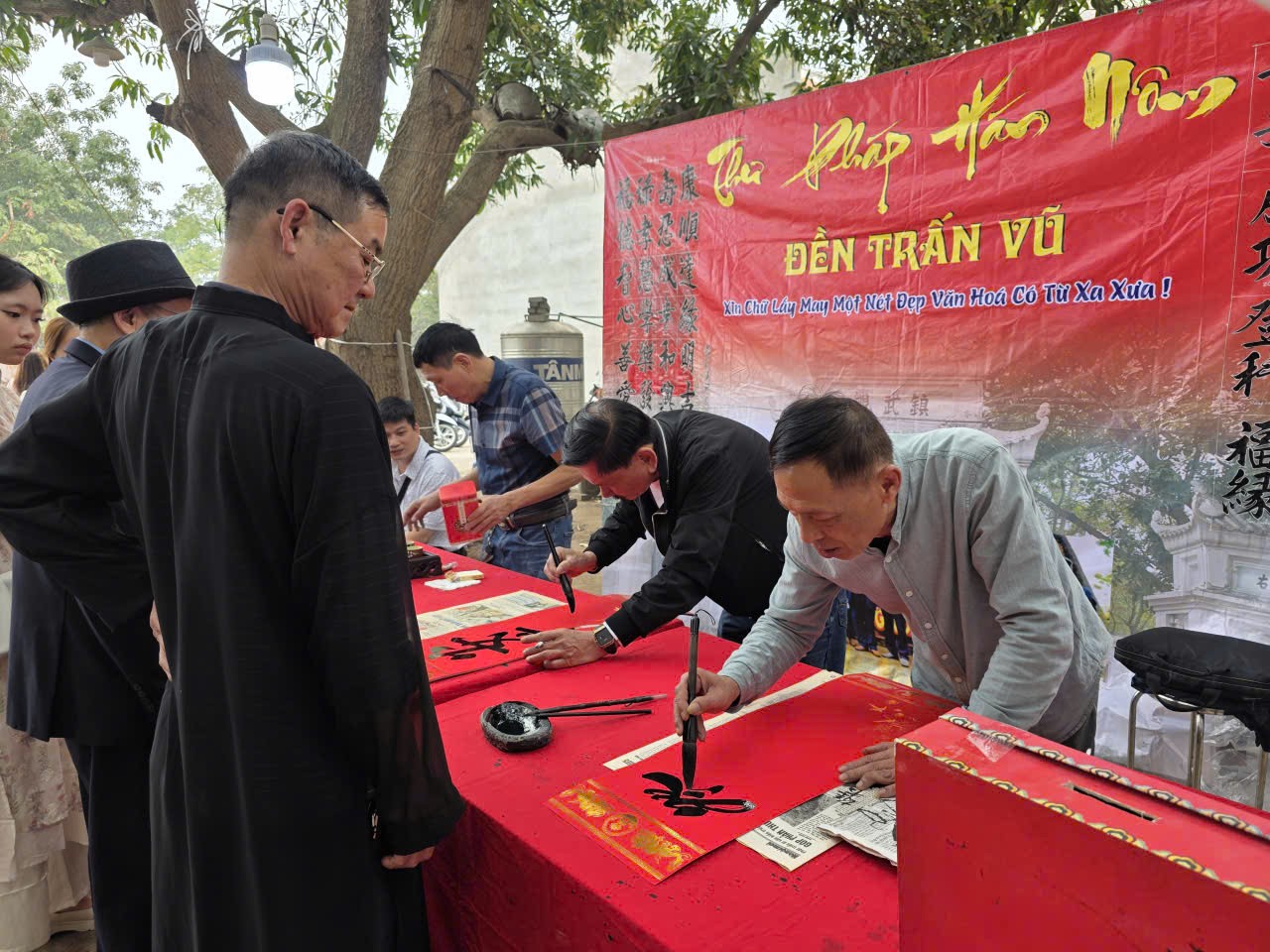 Người Hà Nội du xuân mới trong sự nhẹ nhàng, vui tươi Người Hà Nội du xuân mới trong sự nhẹ nhàng, vui tươi