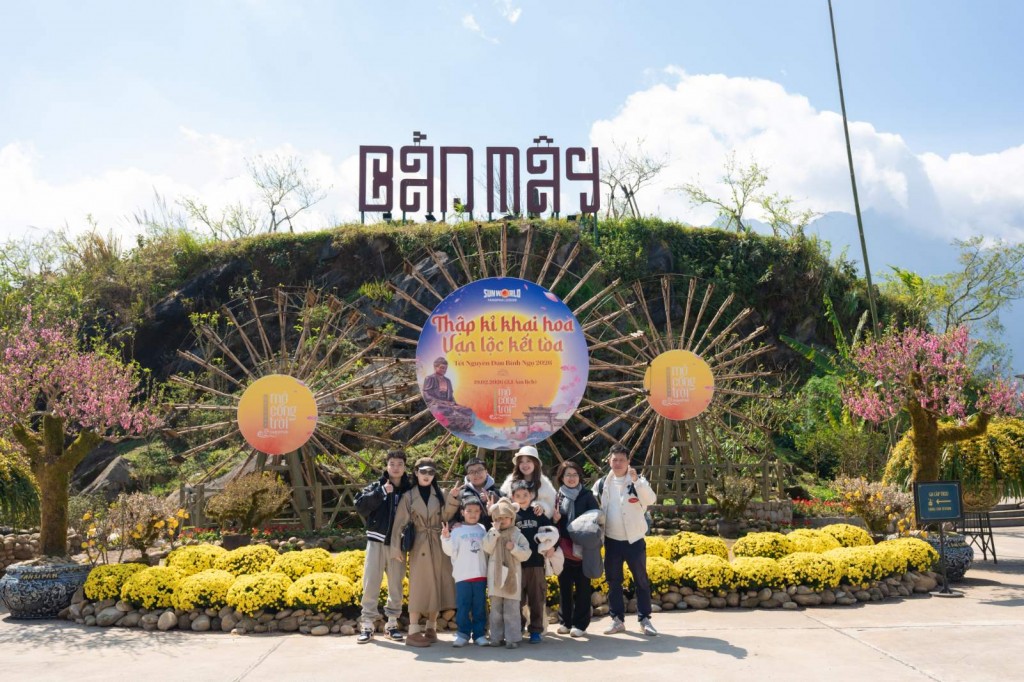 Bản Mây những ngày đầu năm đã thu hút du khách đến để tham gia vào các lễ hội bản địa.