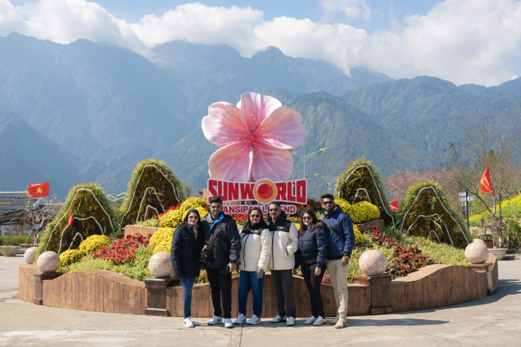 Du khách nước ngoài check-in bên biểu tượng hoa đào tại Fansipan