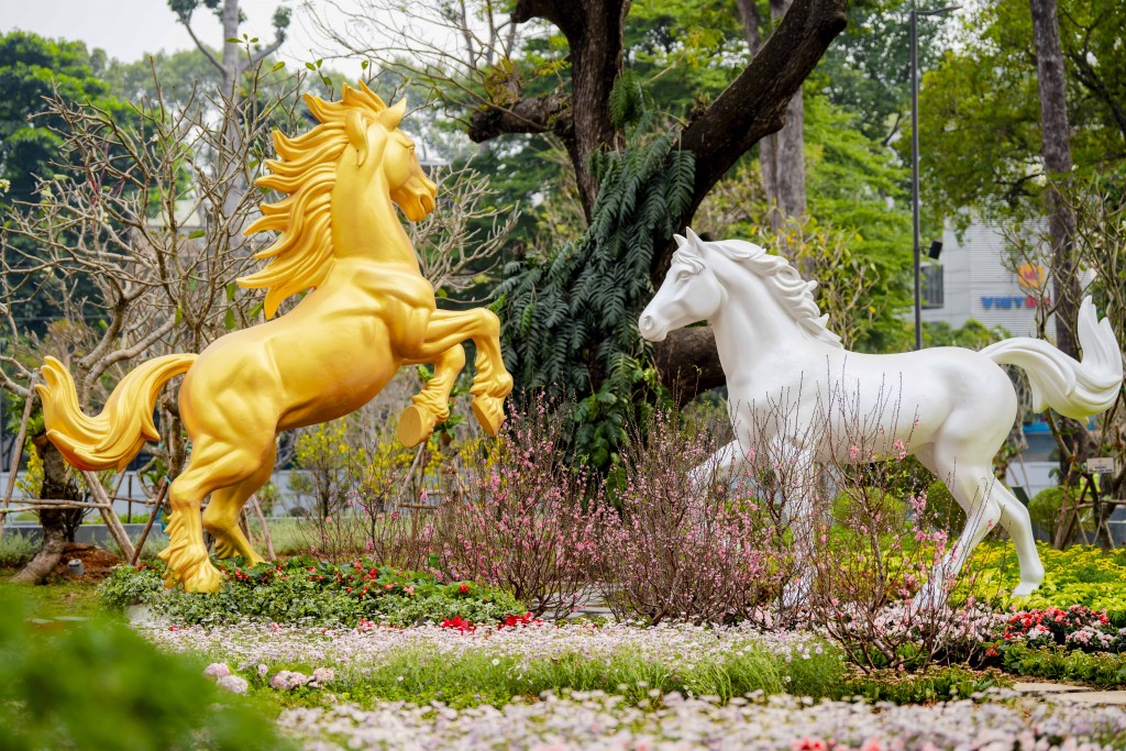 Tiểu cảnh Song Mã đón xuân cùng gần 30.000 cây trái, chậu hoa được trang trí tại công viên để mừng Tết Bính Ngọ 2026