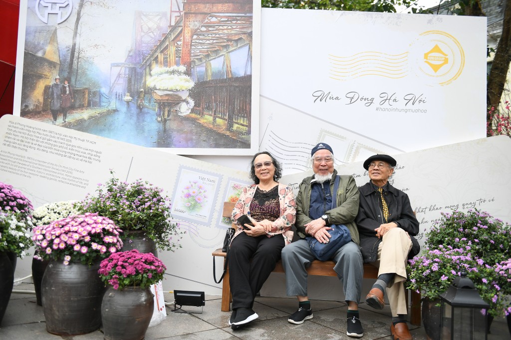 Người dân và du khách thích thú ghi lại những khoảnh khắc xuân bên các tiểu cảnh lấy cảm hứng từ “Hà Nội 12 mùa hoa”.